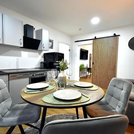 Sano - - Zentral, Ruhig, Stillvoll, Platz Zum Arbeiten, Schnelles Internet